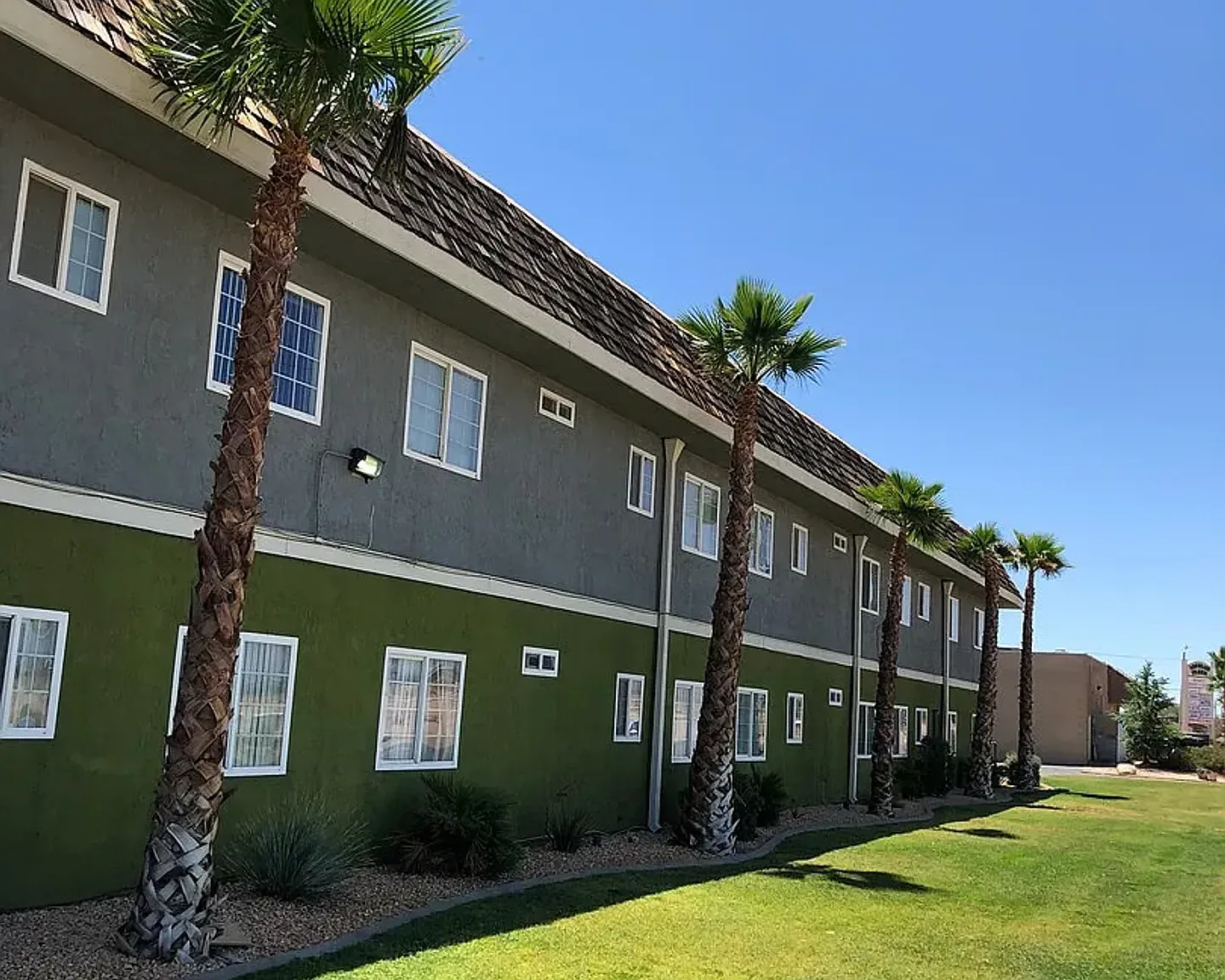 Raintree Garden Apartments — Photo 2