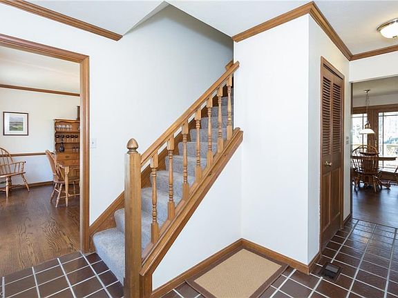 5th image of 40 Heather Ct
