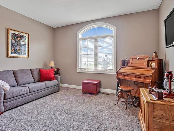 Useful 2nd bedroom on main floor with full bath access, could also be used as a den too