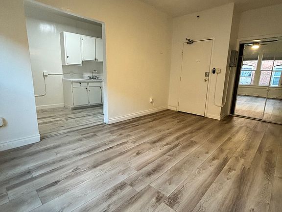 4th image of 4013 Melrose Ave #106