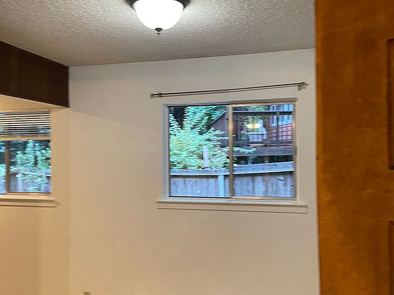 4th image of 889 Hillcrest Dr