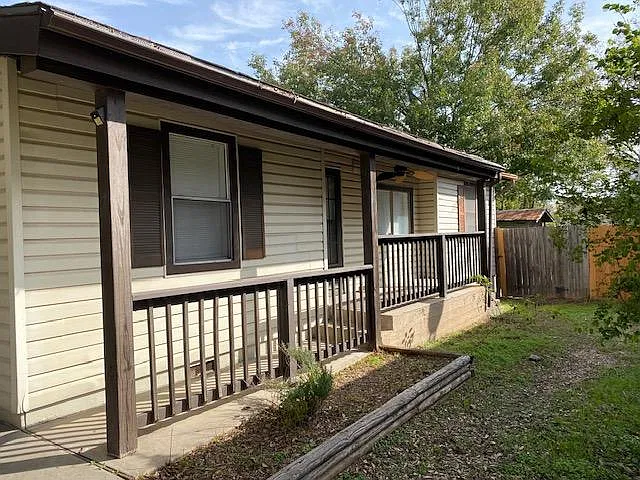 3 bed, 1235 sqft, $2,400 — Photo 2