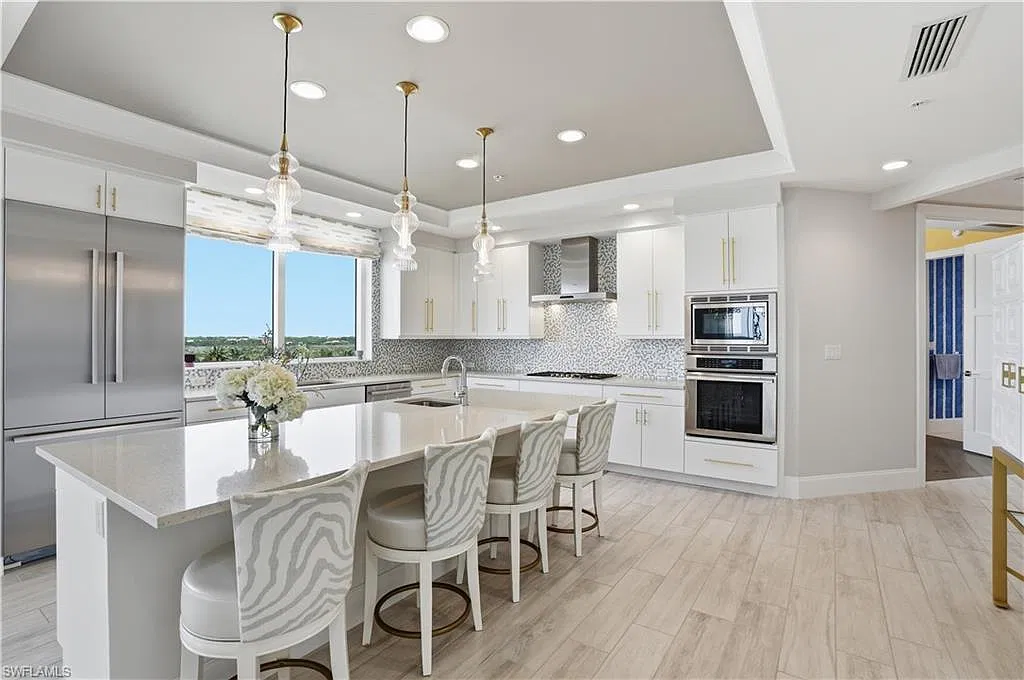 3 bed, 3.5 bath, 3421 sqft, $10,000 — Photo 3