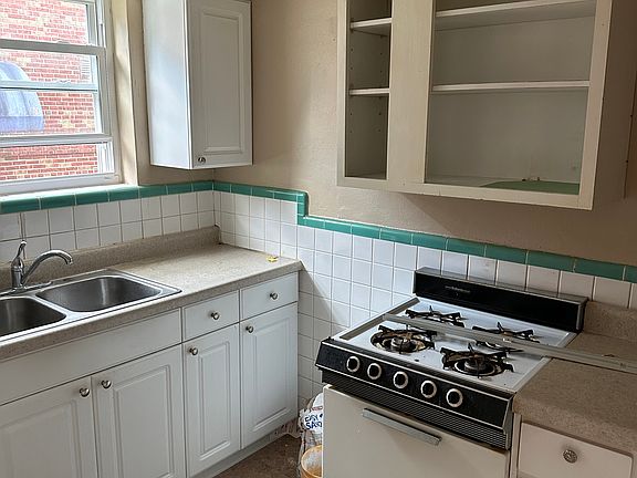 5th image of 3951 Jamieson Ave #1W