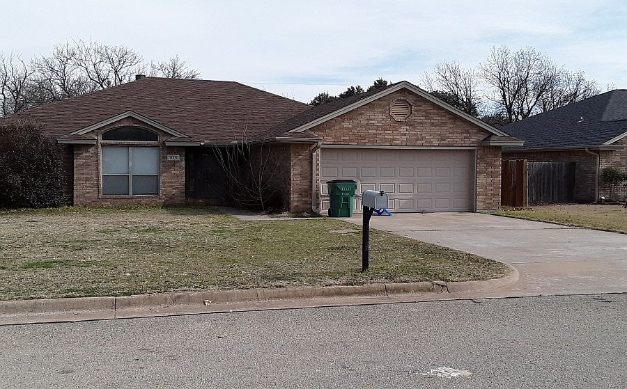 1st image of 823 Sugarbush Ln