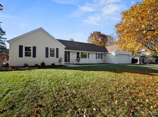 869 Woodland Hills Rd, Batavia, IL 60510