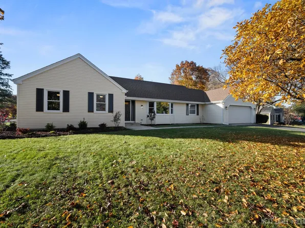 869 Woodland Hills Rd, Batavia, IL 60510