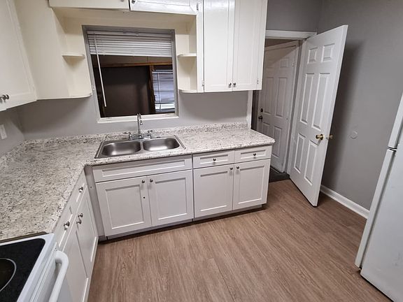4th image of 3200 NE 56th Ave #B