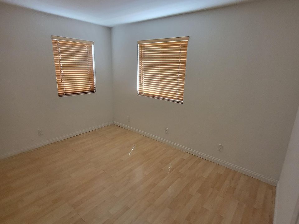 2nd image of 4222 Menlo Ave Unit 36