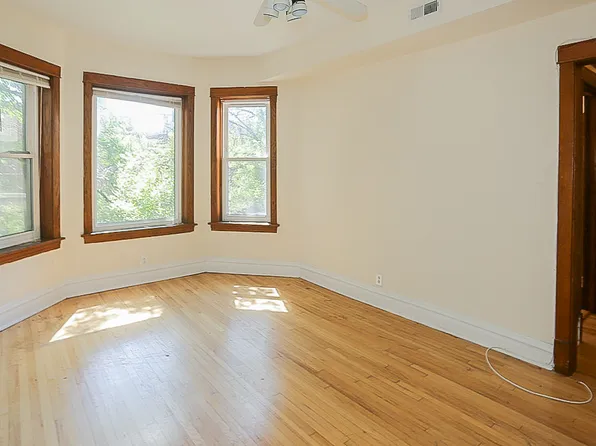 3820 N Sheffield Ave #2, Chicago, IL 60613