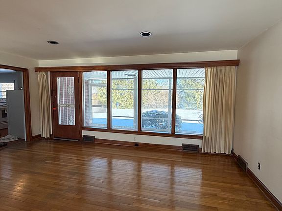 3rd image of 2607 Wildwood Dr