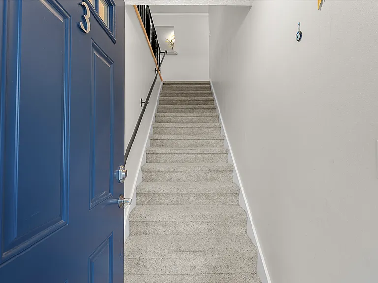 1025 SW Bertha Blvd #3 — Photo 2
