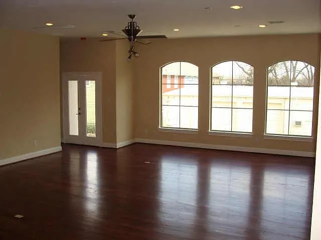 3 bed, 3.5 bath, 2500 sqft, $3,000 — Photo 2