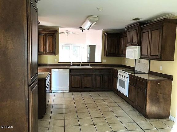 4th image of 15093 Warren Dr