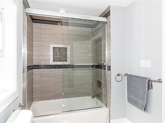 3rd image of 442 N Lasalle St