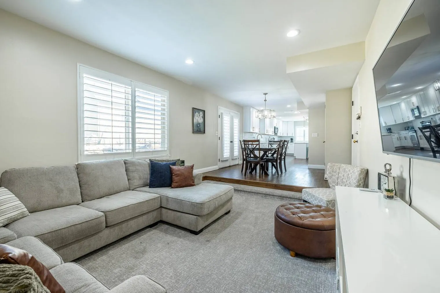 4 bed, 2.0 bath, 10451 sqft, $4,572 — Photo 4