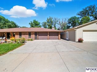 27612 Fontanelle Oaks Cir, Nickerson, NE 68044