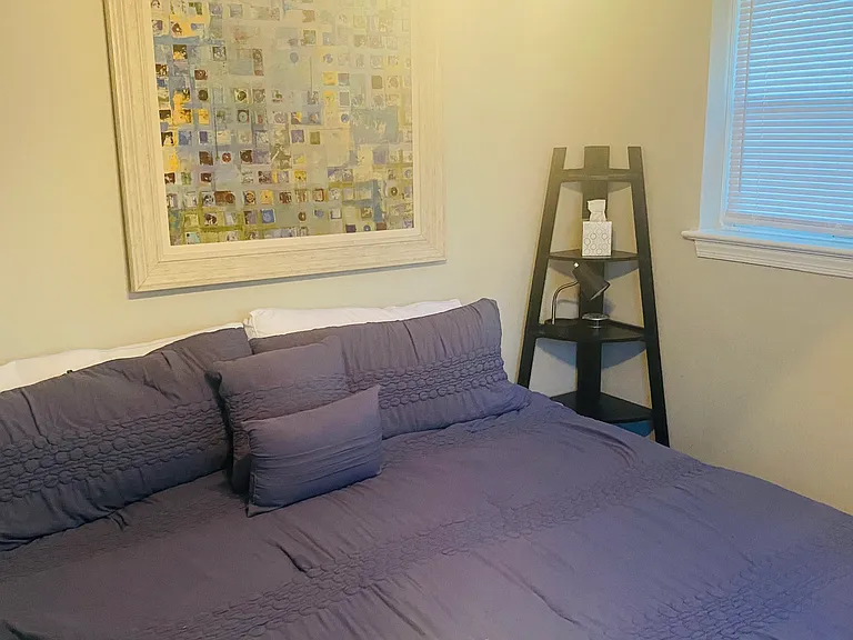 Bedroom w/king bed