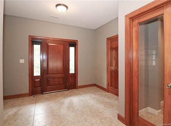 3rd image of 323 Tennessee Cir