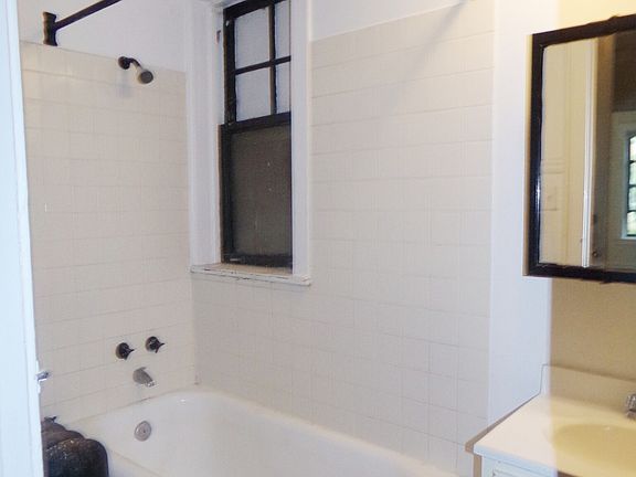 3rd image of 6814 N Lakewood Ave APT 2A