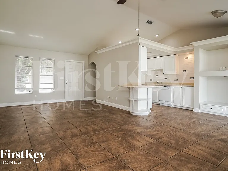 807 SW 3rd Ave — Photo 3