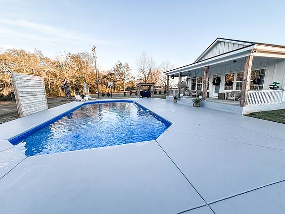 3rd image of 541 Malvern Loop