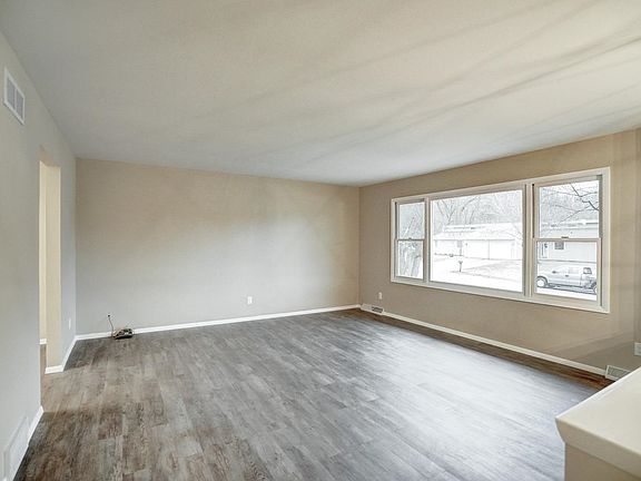 4th image of 2678 Richardson St