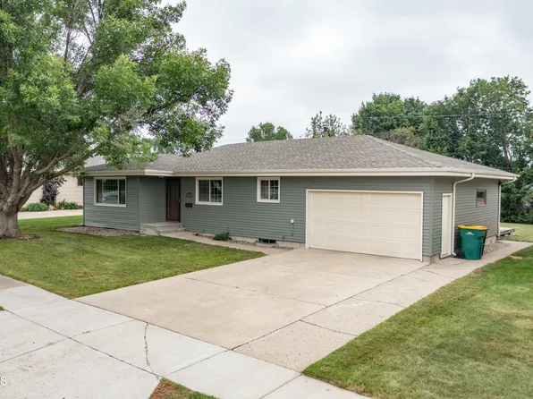 1039 N 29th St, Bismarck, ND 58501