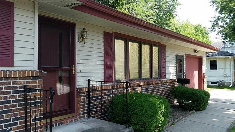 1st image of 806 E 10th St S