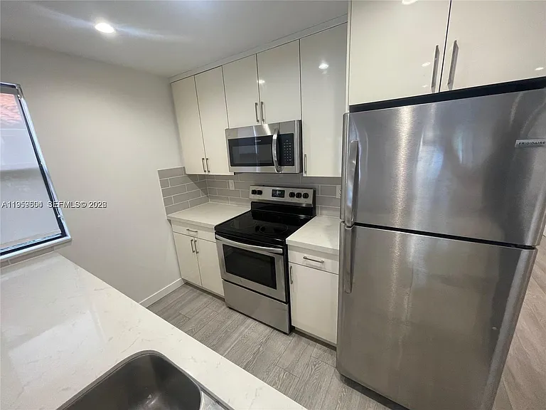 1637 SW 10th St #2 — Photo 4