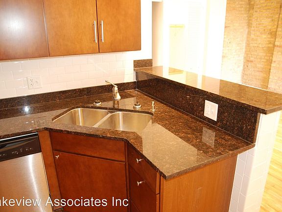 2nd image of 2055 N Sheffield Ave APT 3R