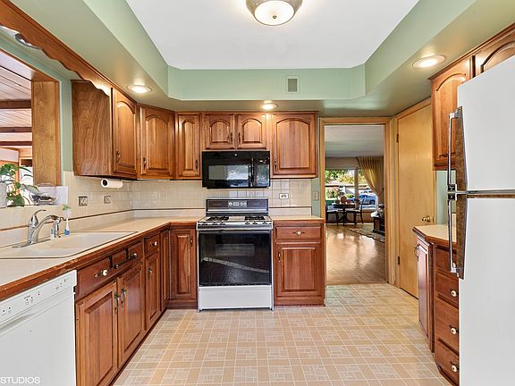 3rd image of 635 N Drury Ln