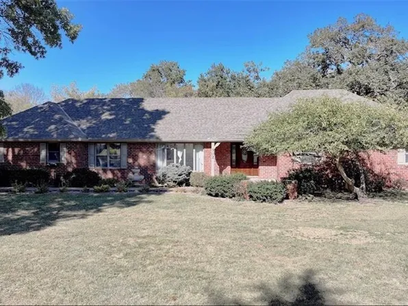 302 Cummings Dr, Gower, MO 64454