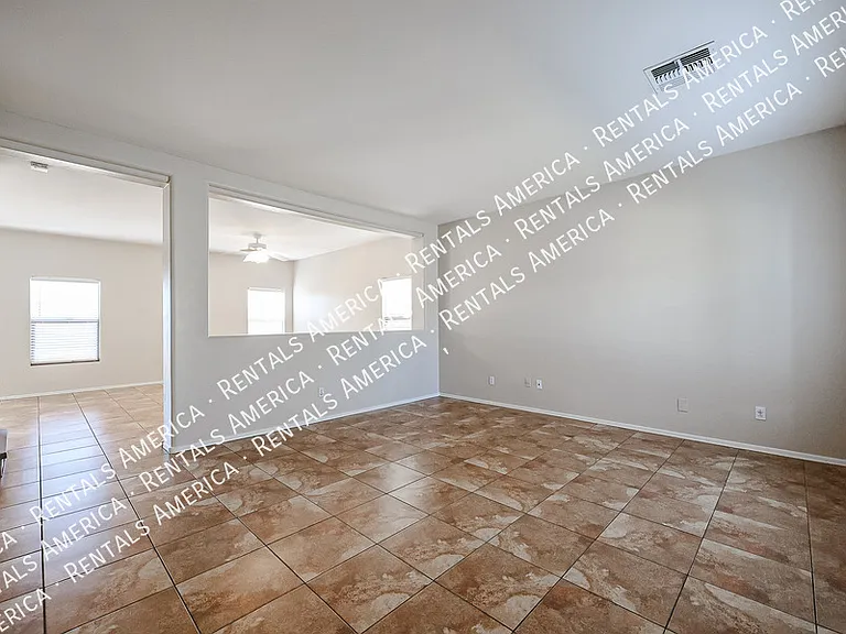 910 S 118th Ln — Photo 5