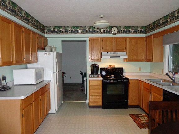 2nd image of 305 Lexington St