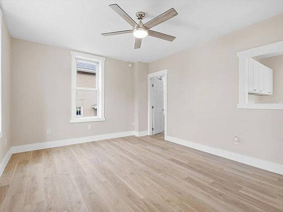4th image of 719 W Main St
