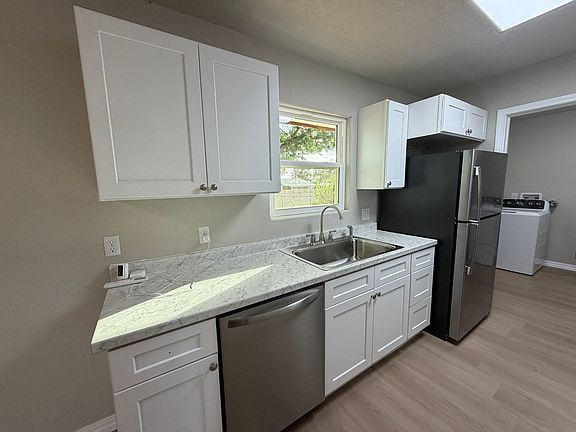3rd image of 721 W 18th St