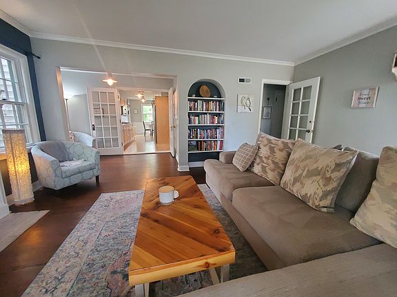 Crown-molding and built-in