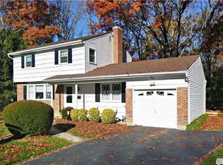 7 Willow Rd, Old Bethpage, NY 11804