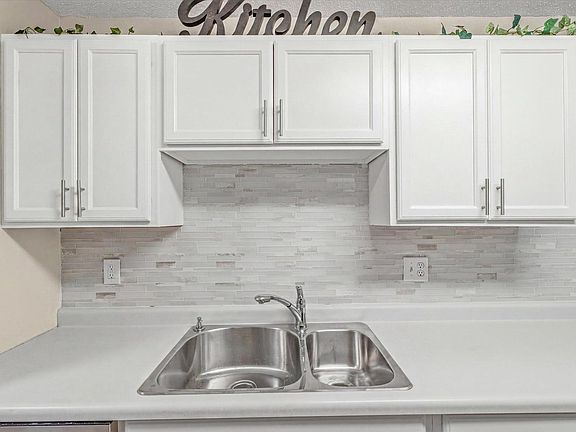 2nd image of 132 Demont Ave E APT 221