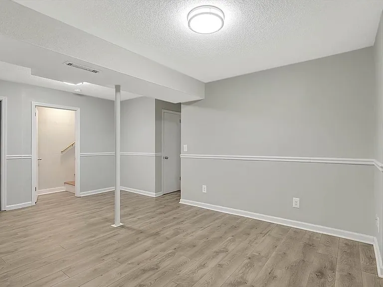 8102 Gladys Ln — Photo 22