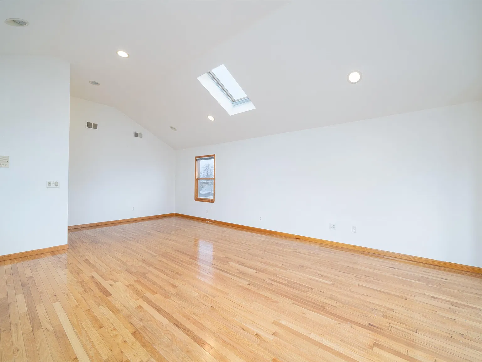 3 bed, 2.0 bath, 1300 sqft, $3,075 — Photo 2