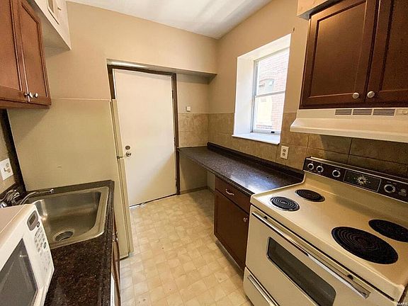 5th image of 5576 Pershing Ave APT 32