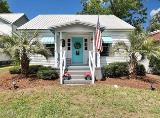 311 Clarendon Ave, Southport, NC 28461