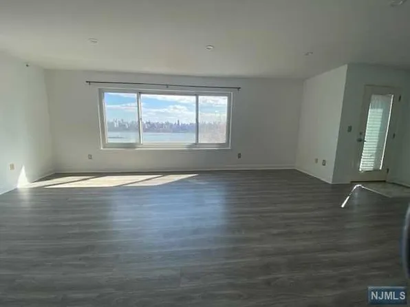 7430 Boulevard East image 11 of 18