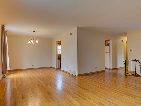 2nd image of 825 Tamarack Dr
