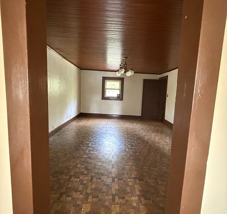 3rd image of 4 Robin Hill Ln