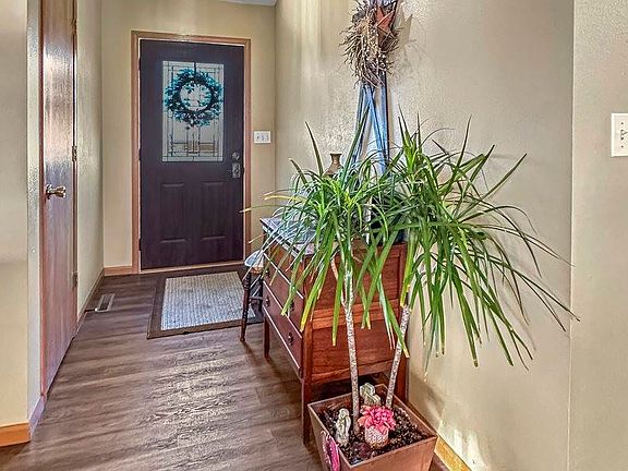 3rd image of 211 Meadow Dr