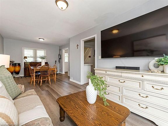 5th image of 52 Stapleton Ave N