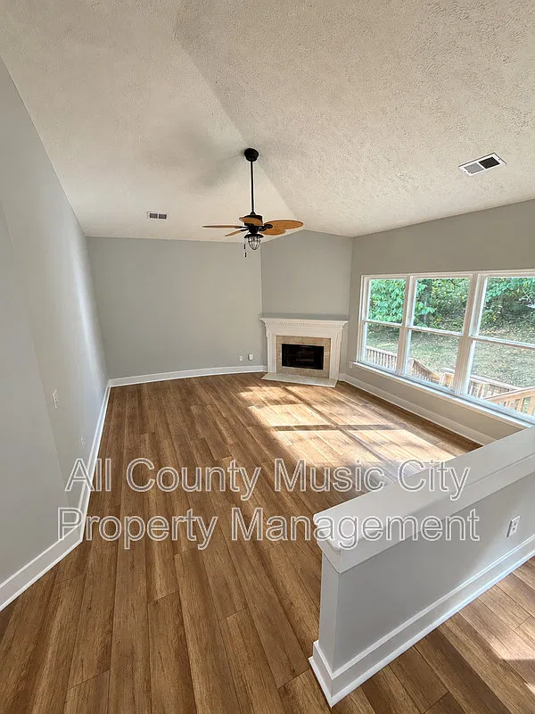 3 bed, 2.0 bath, 2013 sqft, $2,300 — Photo 3